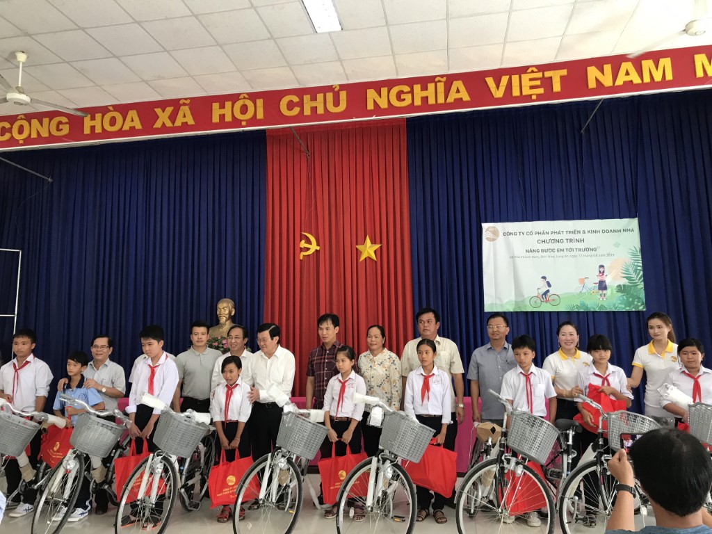HDTC TỔ CHỨC CHƯƠNG TRÌNH "NÂNG BƯỚC EM TỚI TRƯỜNG"
