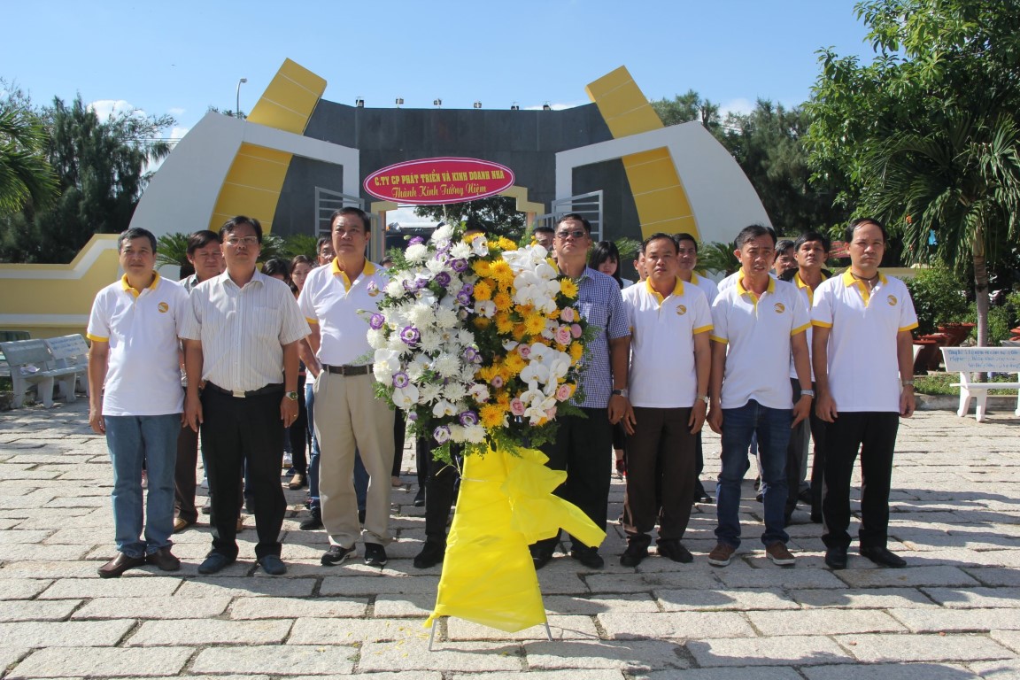 HDTC VIẾNG THĂM NGHĨA TRANG LIỆT SĨ VÀ HỖ TRỢ NGƯ DÂN VƯƠN KHƠI BÁM BIỂN TẠI HUYỆN CẦN GIỜ