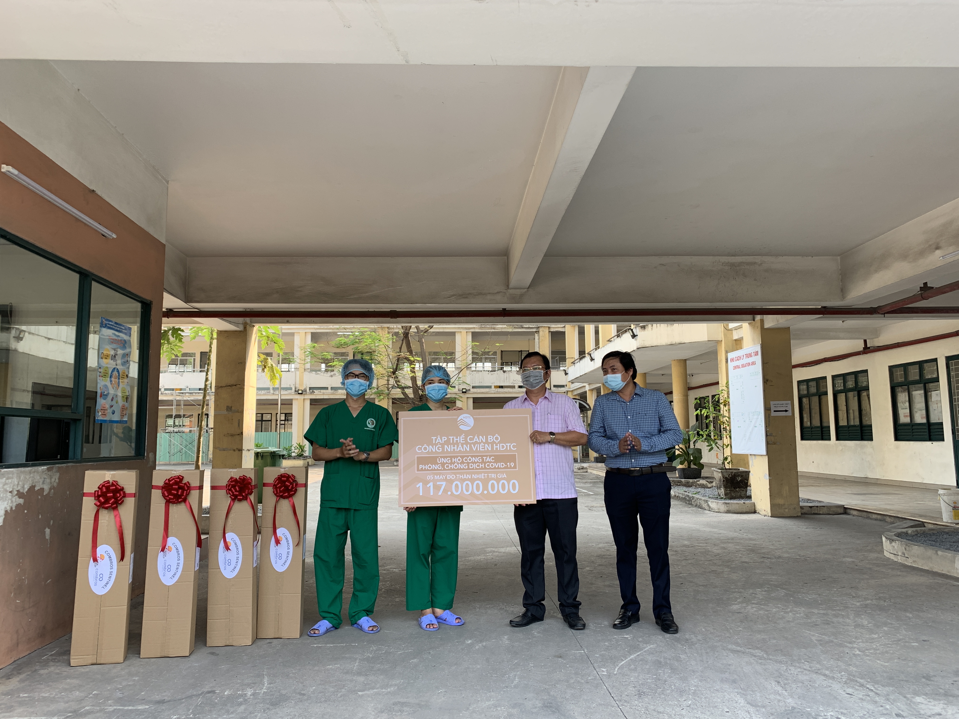TẬP THỂ CBNV CÔNG TY HDTC ĐÓNG GÓP TRANG BỊ MÁY ĐO THÂN NHIỆT CHO TRUNG TÂM CÁCH LY TẬP TRUNG QUẬN 2
