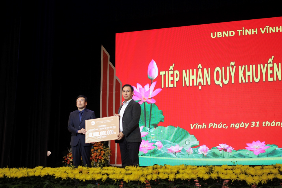 HDTC trao tặng 10 tỷ đồng cho Quỹ khuyến học - Khuyến tài tỉnh Vĩnh Phúc