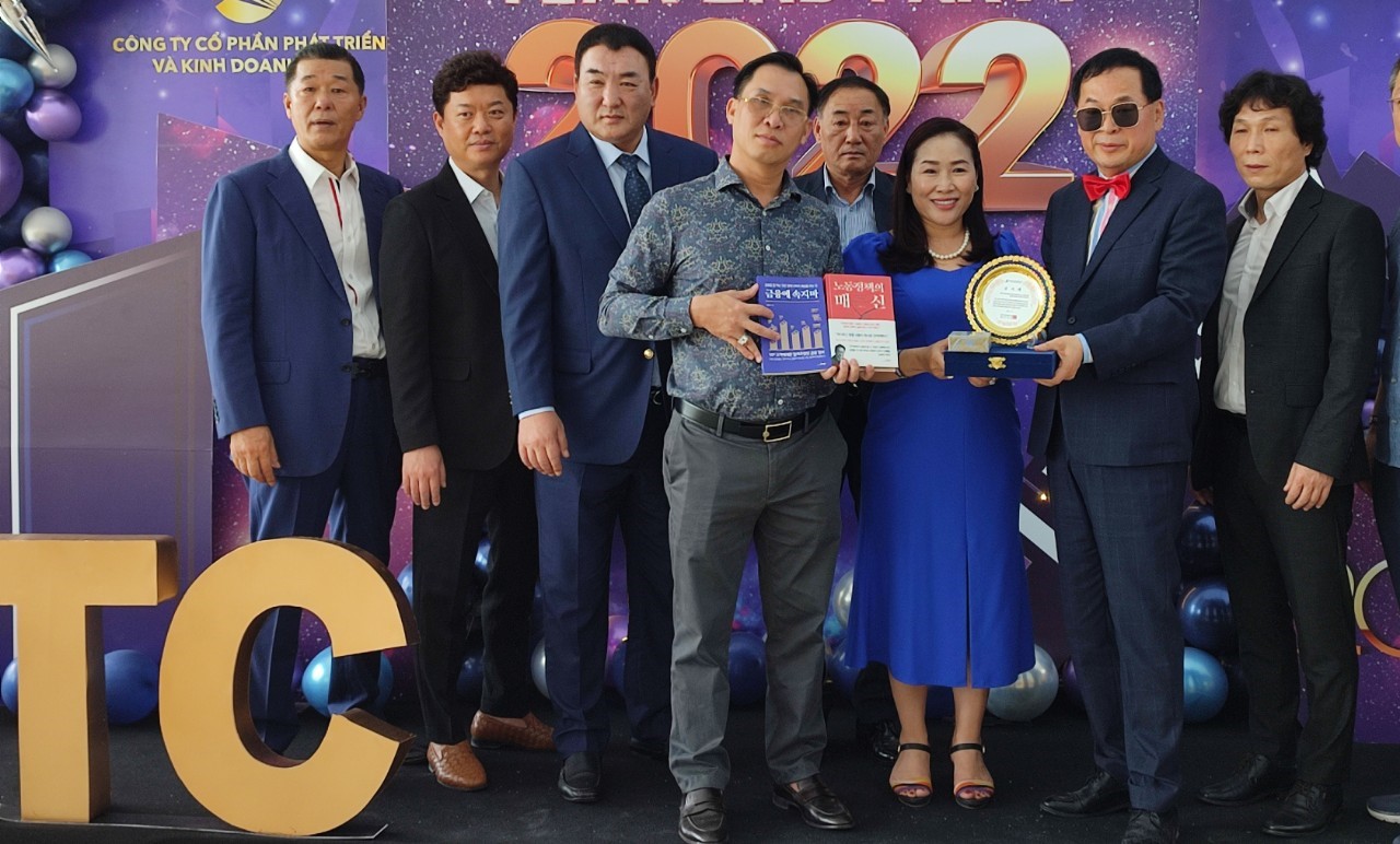 Chủ Tịch HĐQT HDTC Đinh Trường Chinh nhận kỷ niệm chương từ Viện Kinh Tế & Lao Động Hàn Quốc .